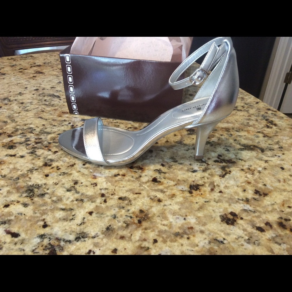 Free Shipping!!!Reduced Cute Silver 👠. Brand New! FIRM