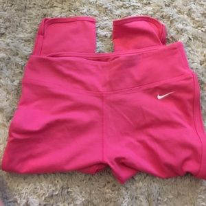 NIKE Cropped Leggings