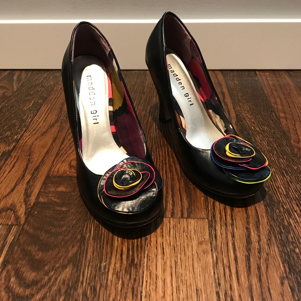 Madden girl flower detail shoes