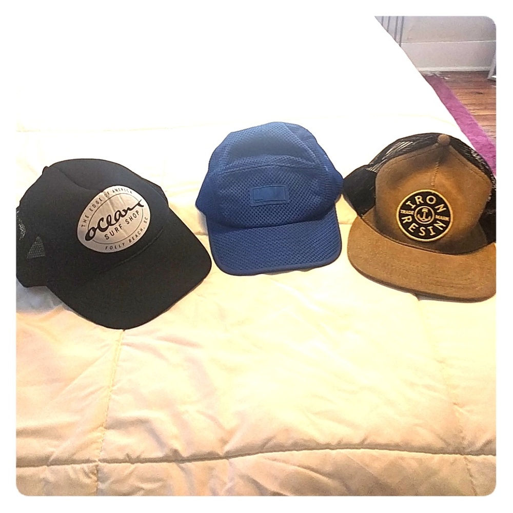 Bundle of three mens hats, 2 trucker, one 5 panel