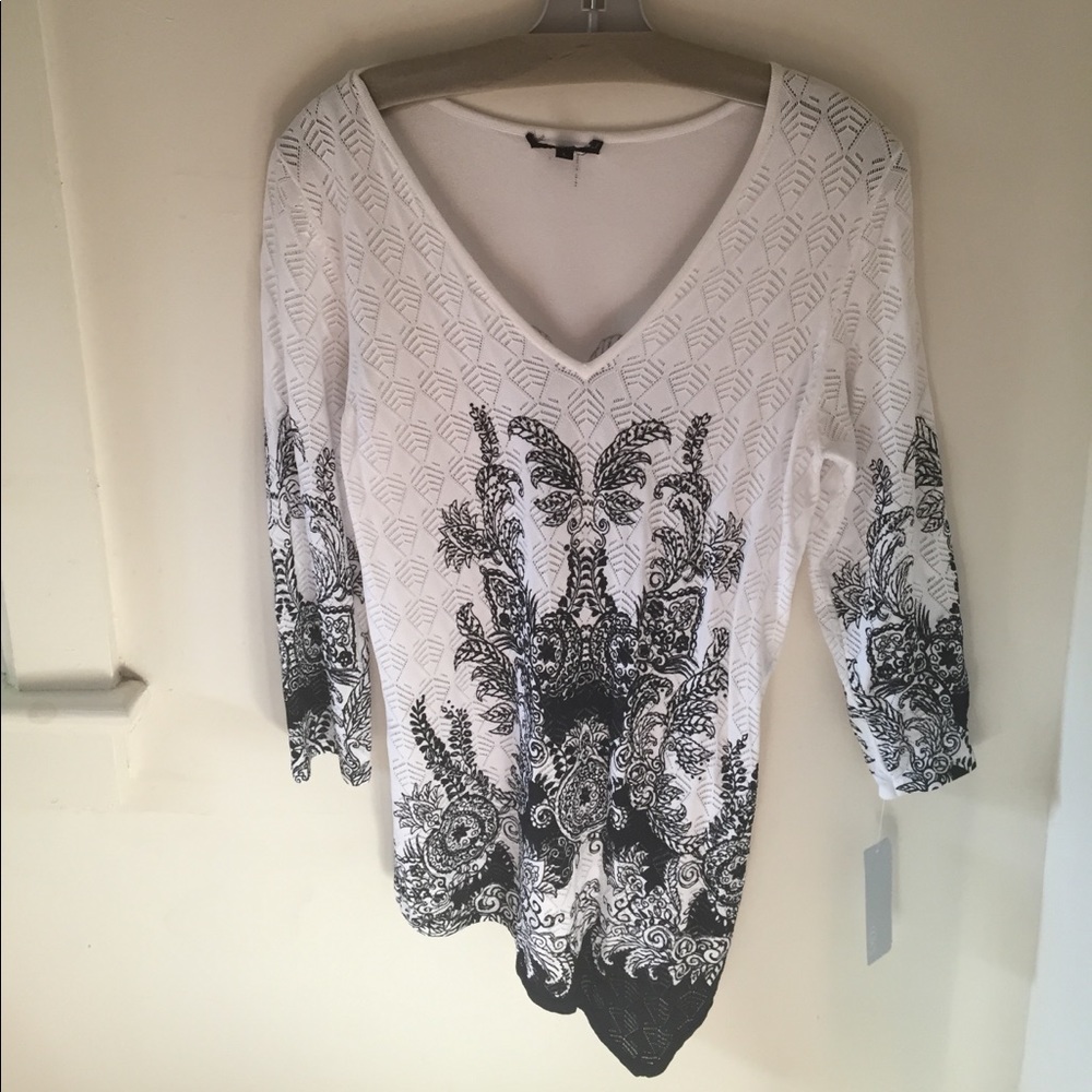 Black and white diagonal cut 3/4 Sleeve sweater