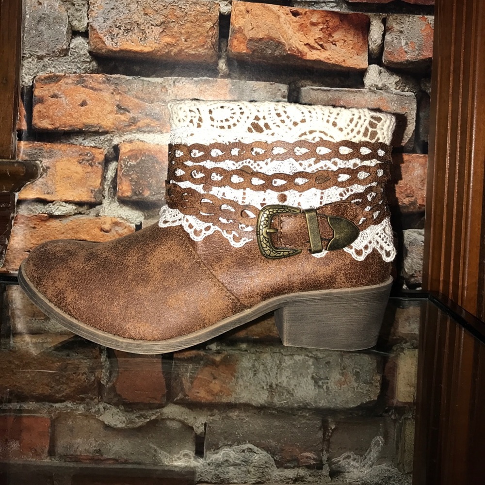 Lacey low ankle cowgirl boot