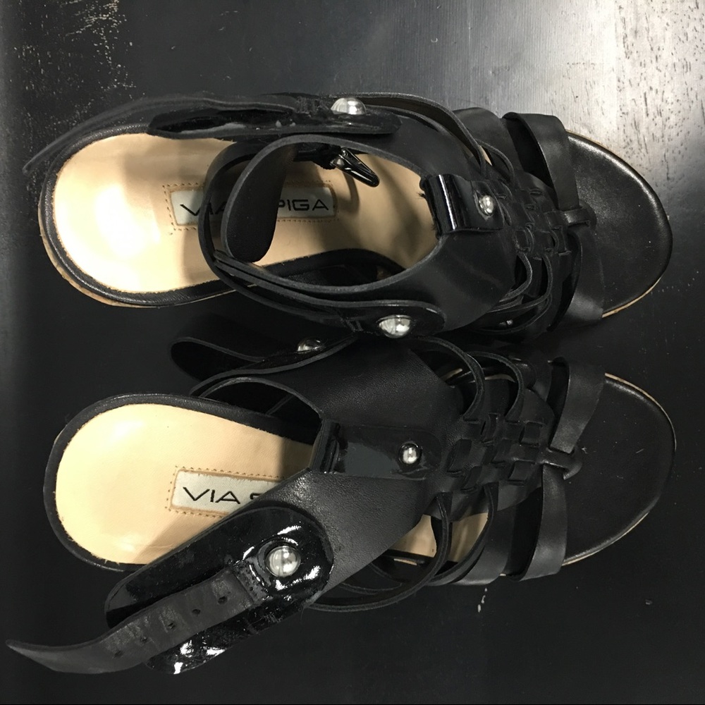 Black wedges