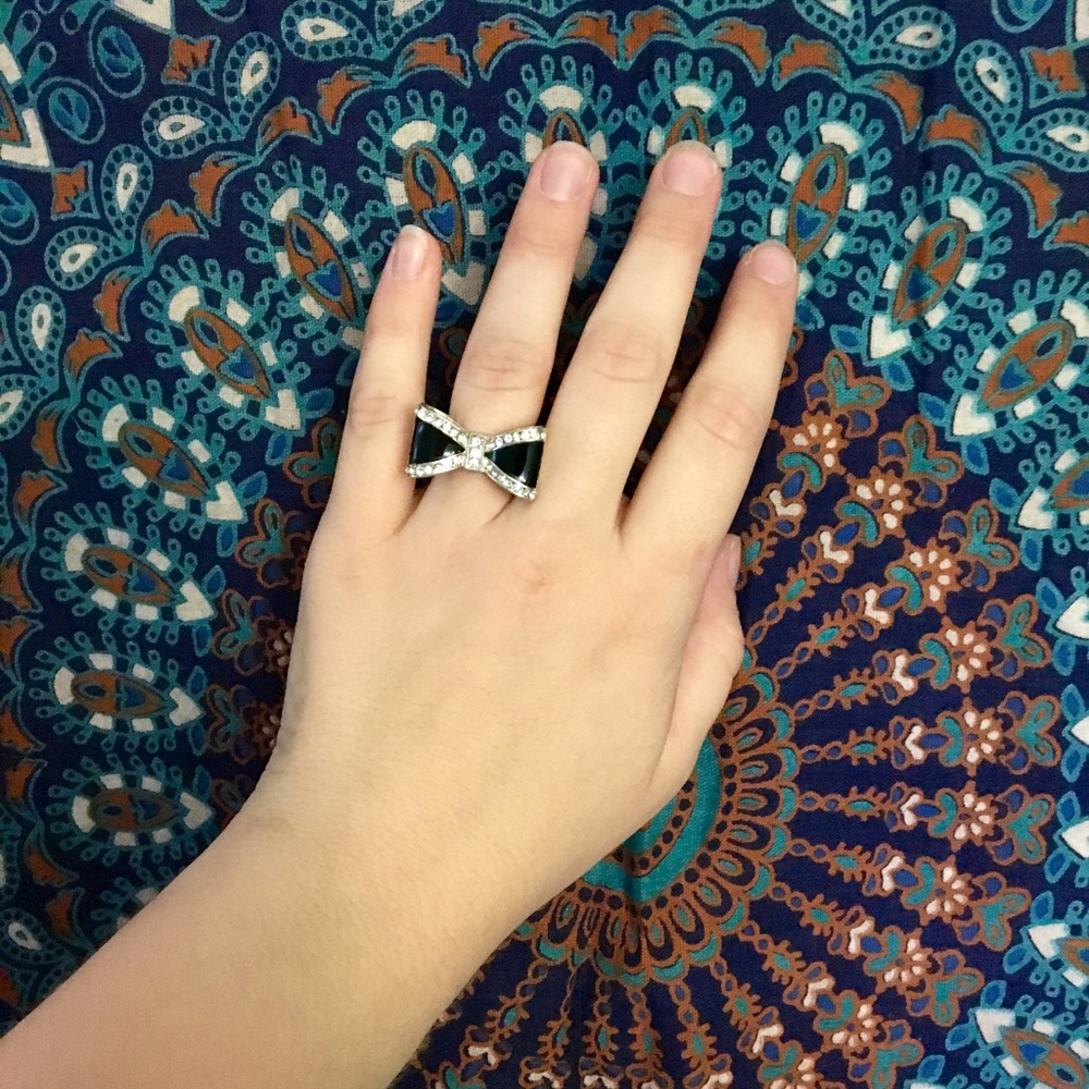 Stretchable Black & Silver Cute Bow Ring