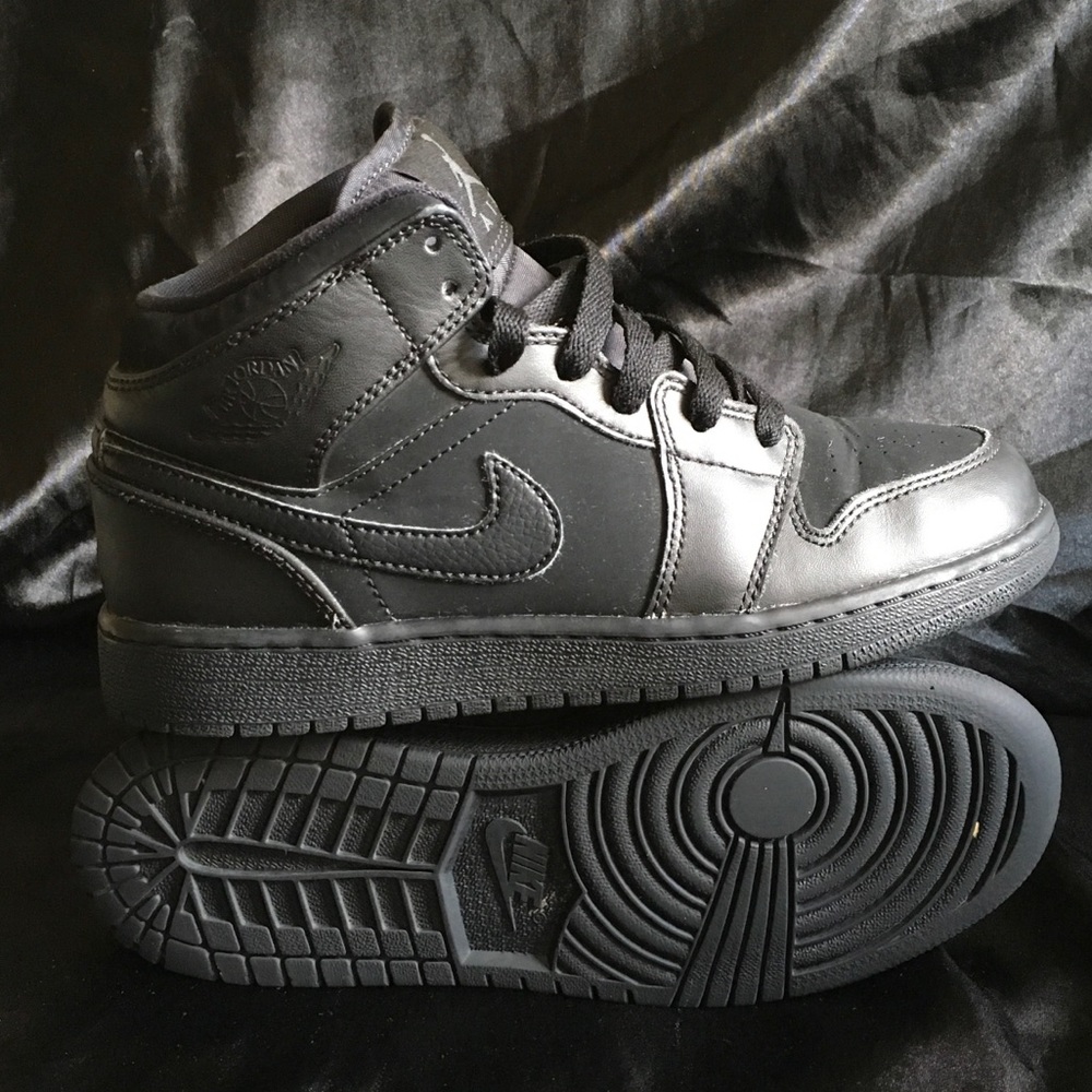 Air Jordan mid "triple black"