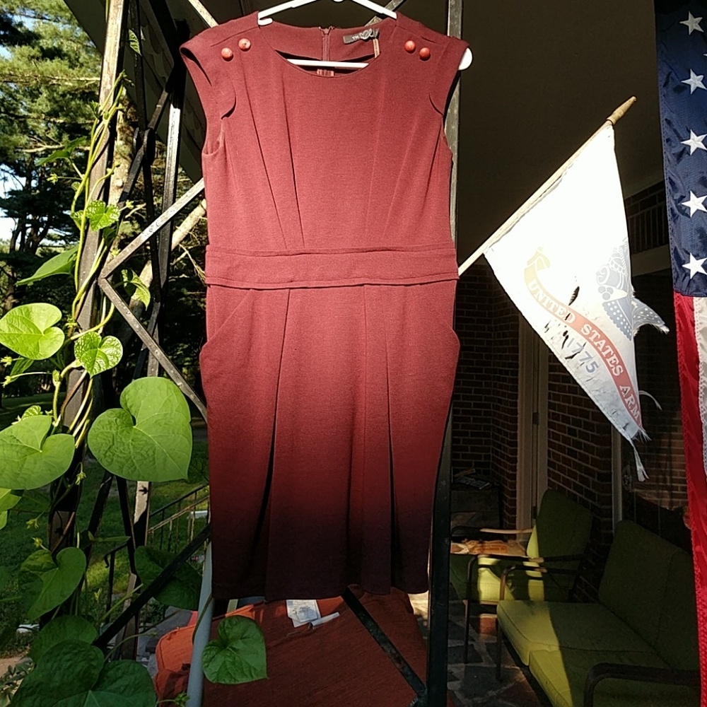 Form-fitting dress with pockets!