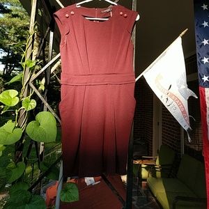 Form-fitting dress with pockets!