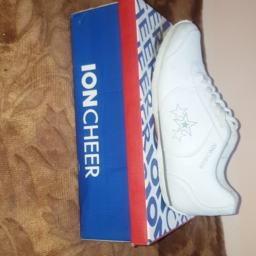 Cheerleading shoes