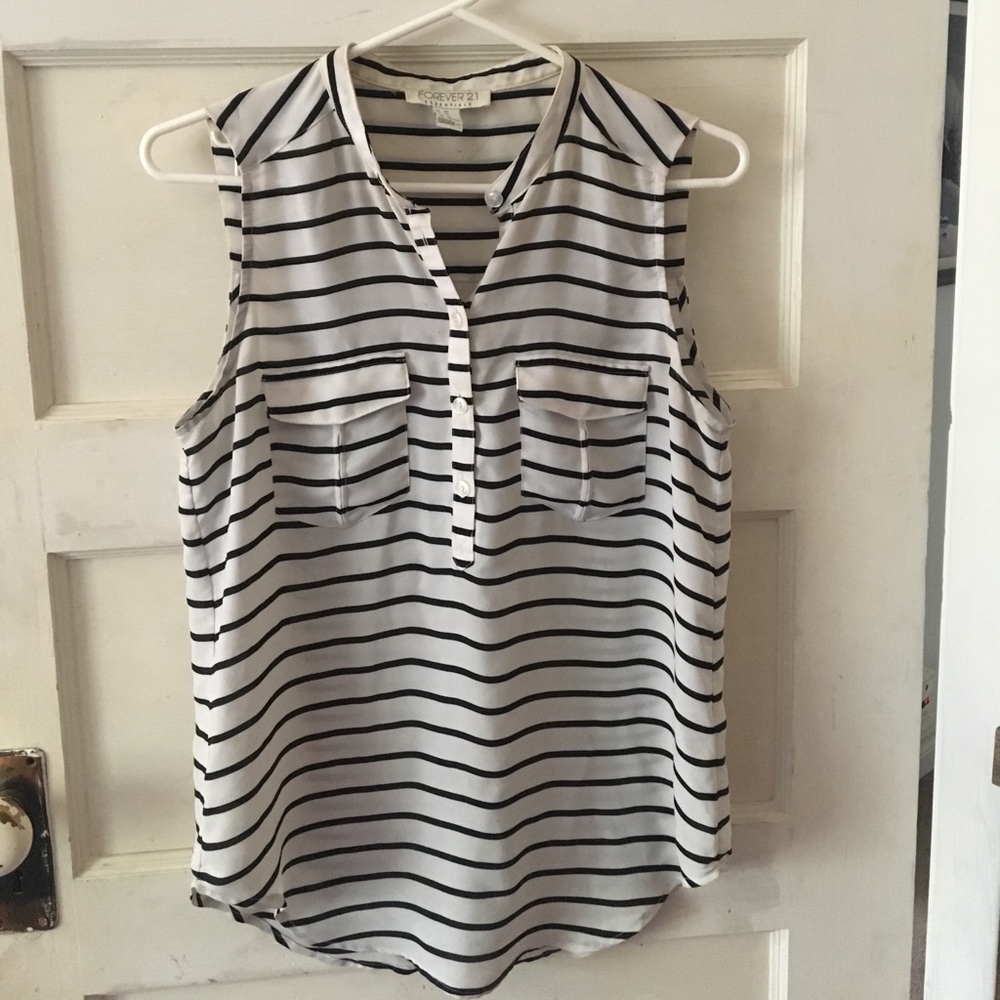 Sleeveless striped 1/2 button down top