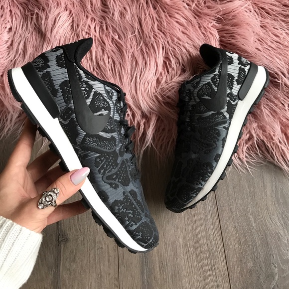 Nike Shoes - NWT Nike Internationalist rare print