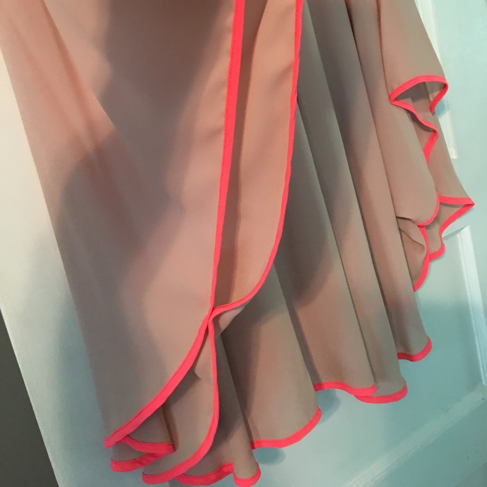 Alice and Trixie Batwing tan blouse w/ Neon Coral - Picture 6 of 6