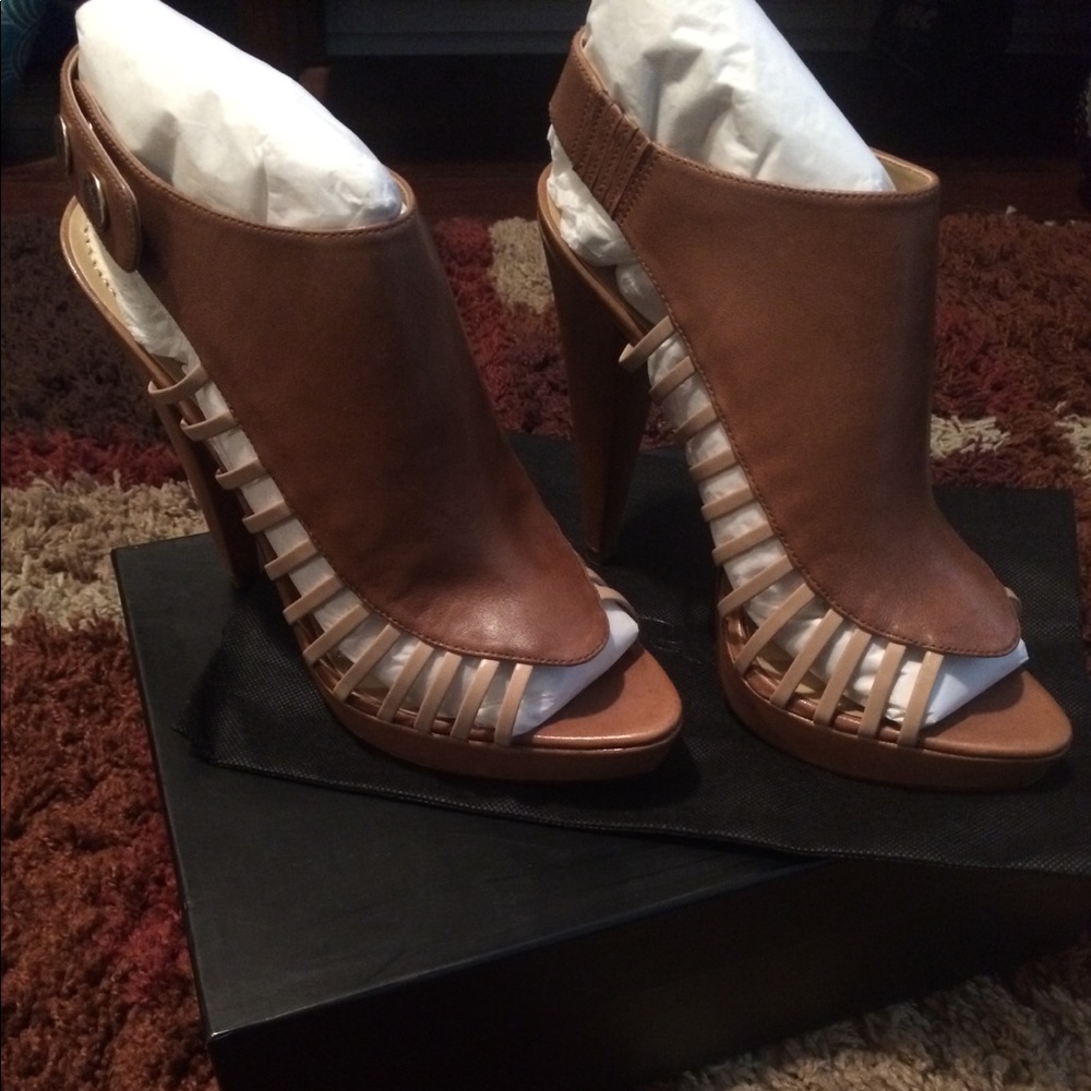 Report Signature Peep Toe