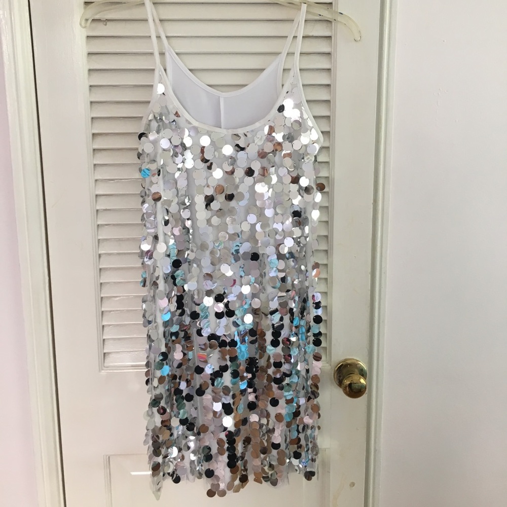 Sequence dress with chocker and detachable sleeve