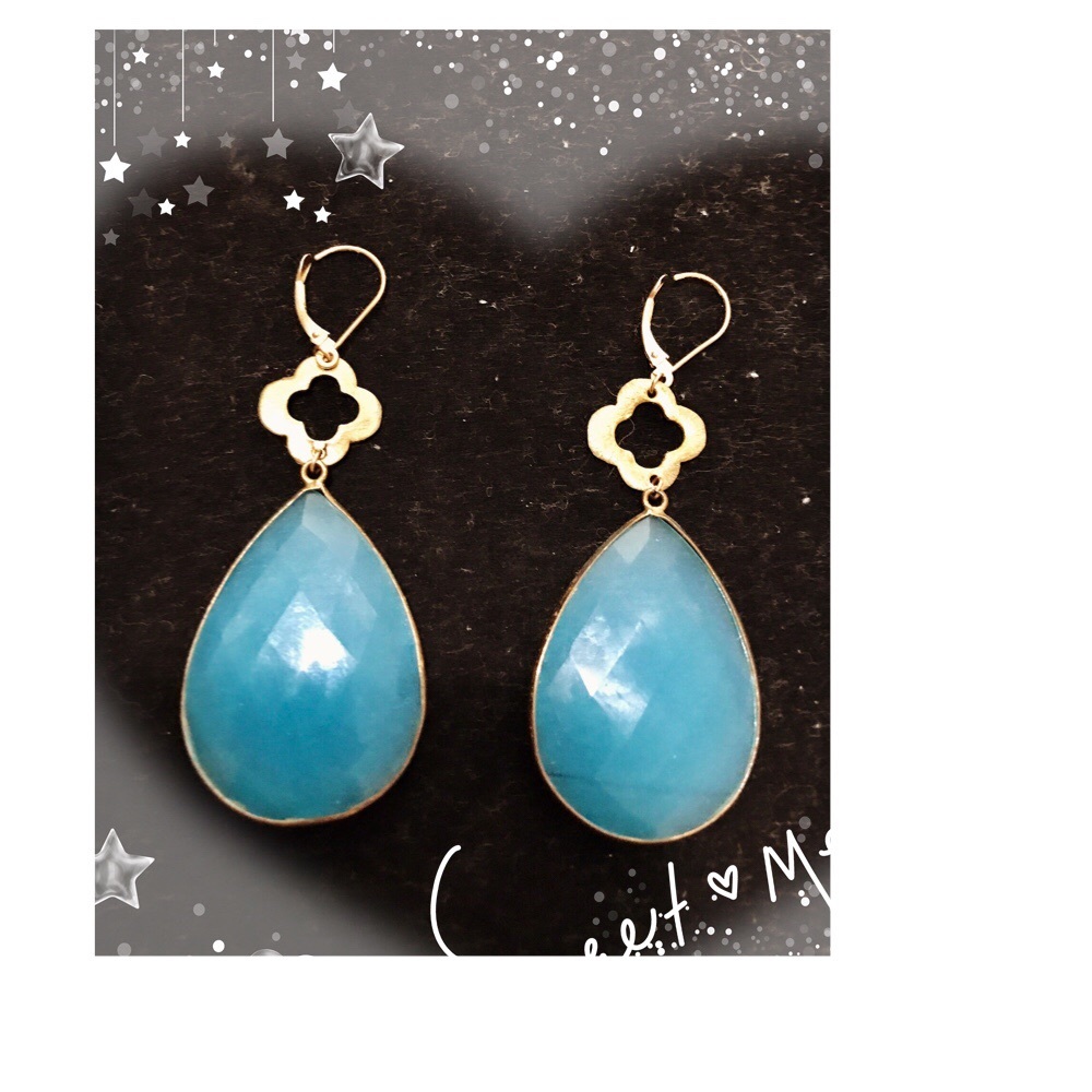 🦋Beautiful gold plated Natural quartz earring