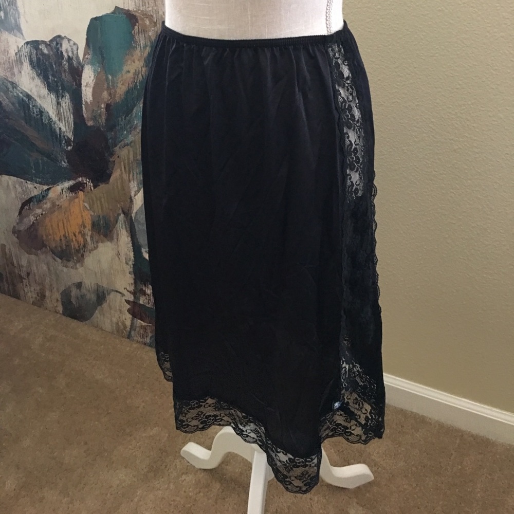 VINTAGE BLACK HALF SLIP
