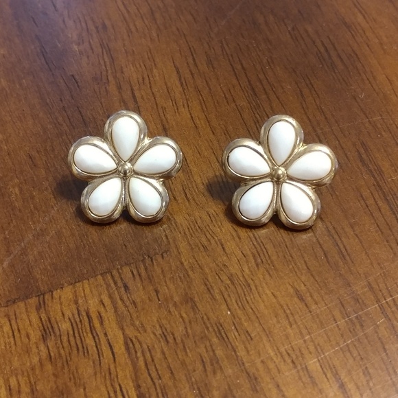 Jewelry - *3 for $7* White and gold flower earrings
