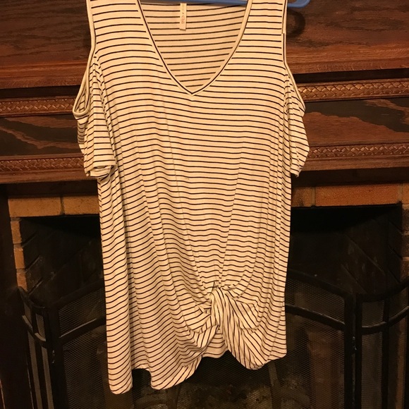 Open Shoulder/Cold Shoulder Striped V-neck Top - Picture 3 of 4