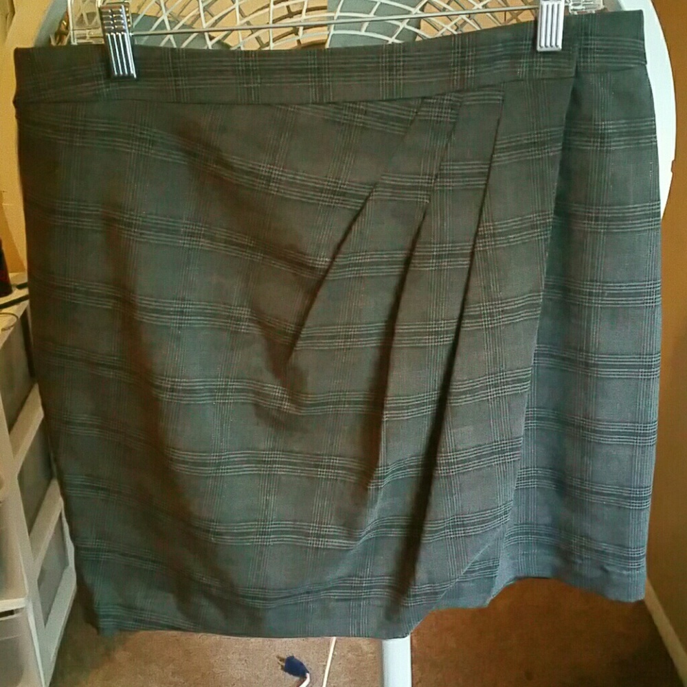 New York and Company Grey Plaid Wrap Skirt sz. 12