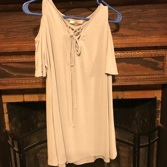 Open Shoulder/Cold Shoulder Tie Front Detail - Picture 2 of 3