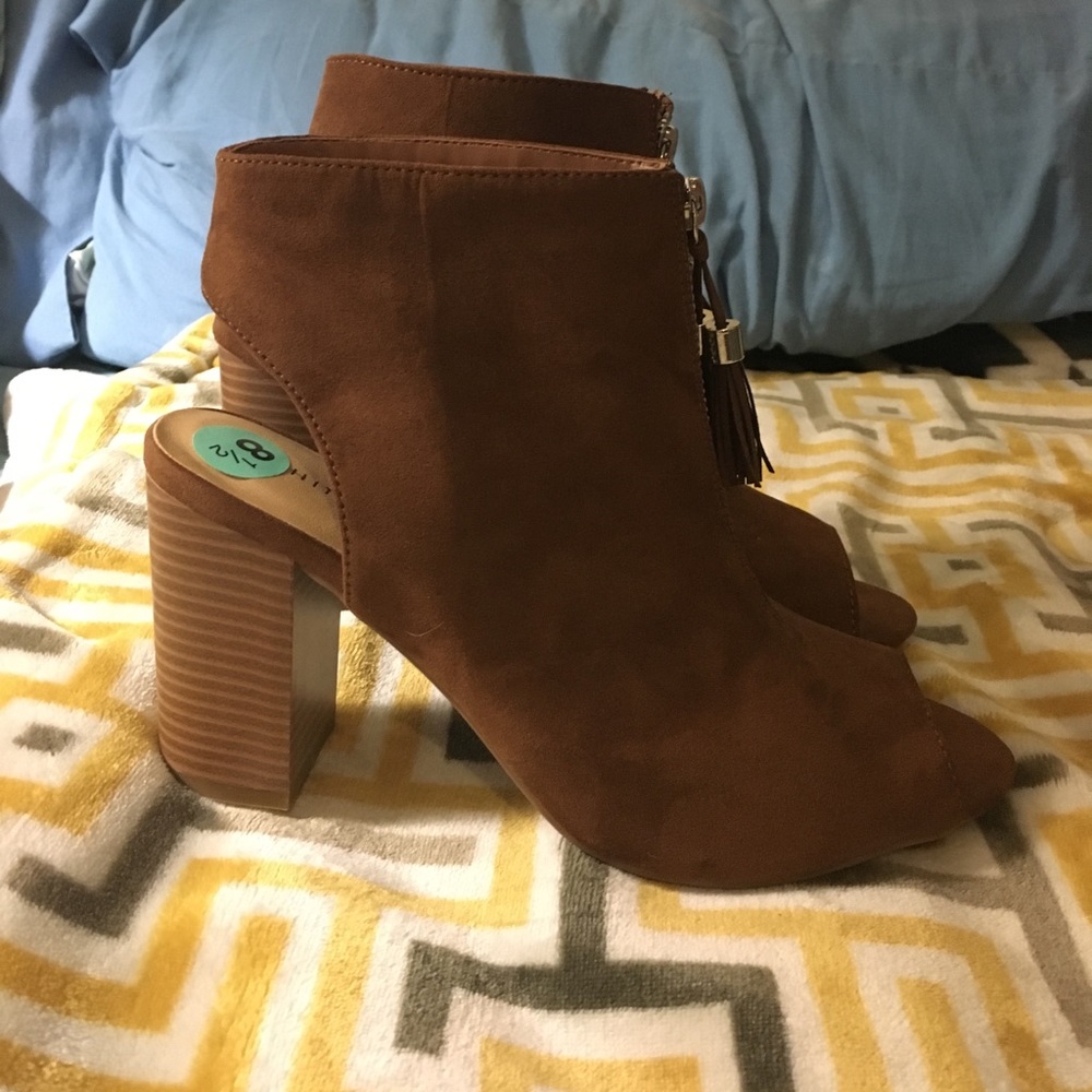 Brown shoes  size 81/2 women never worn