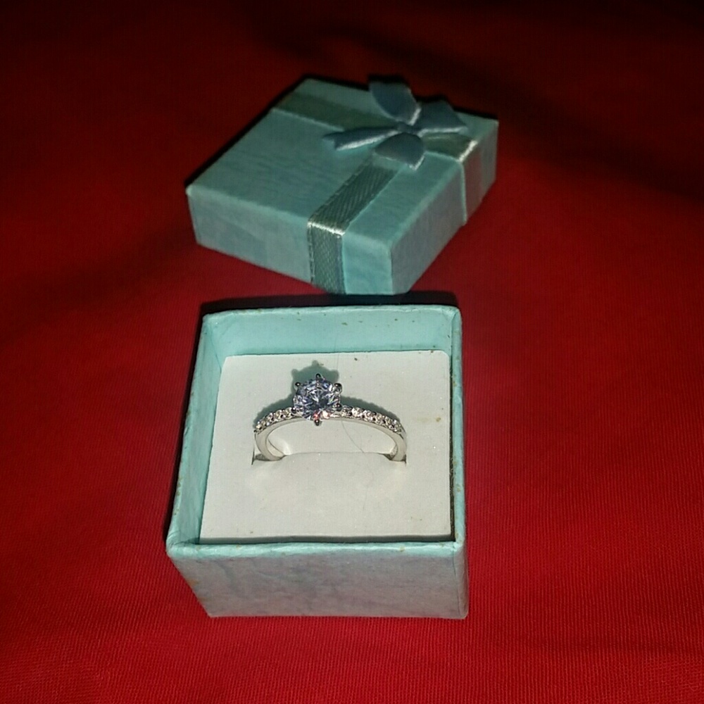 925 silver CZ ring ( new) size 7