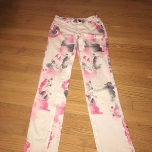 White jeggings with a splash of pink and black