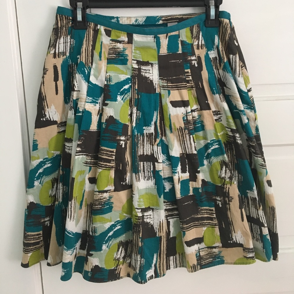 Multicolored A-line skirt with front flat pleats.