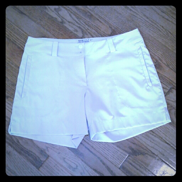 Nike Pants - 😍 NWOT LADIES NIKE GOLF KHAKI SHORTS