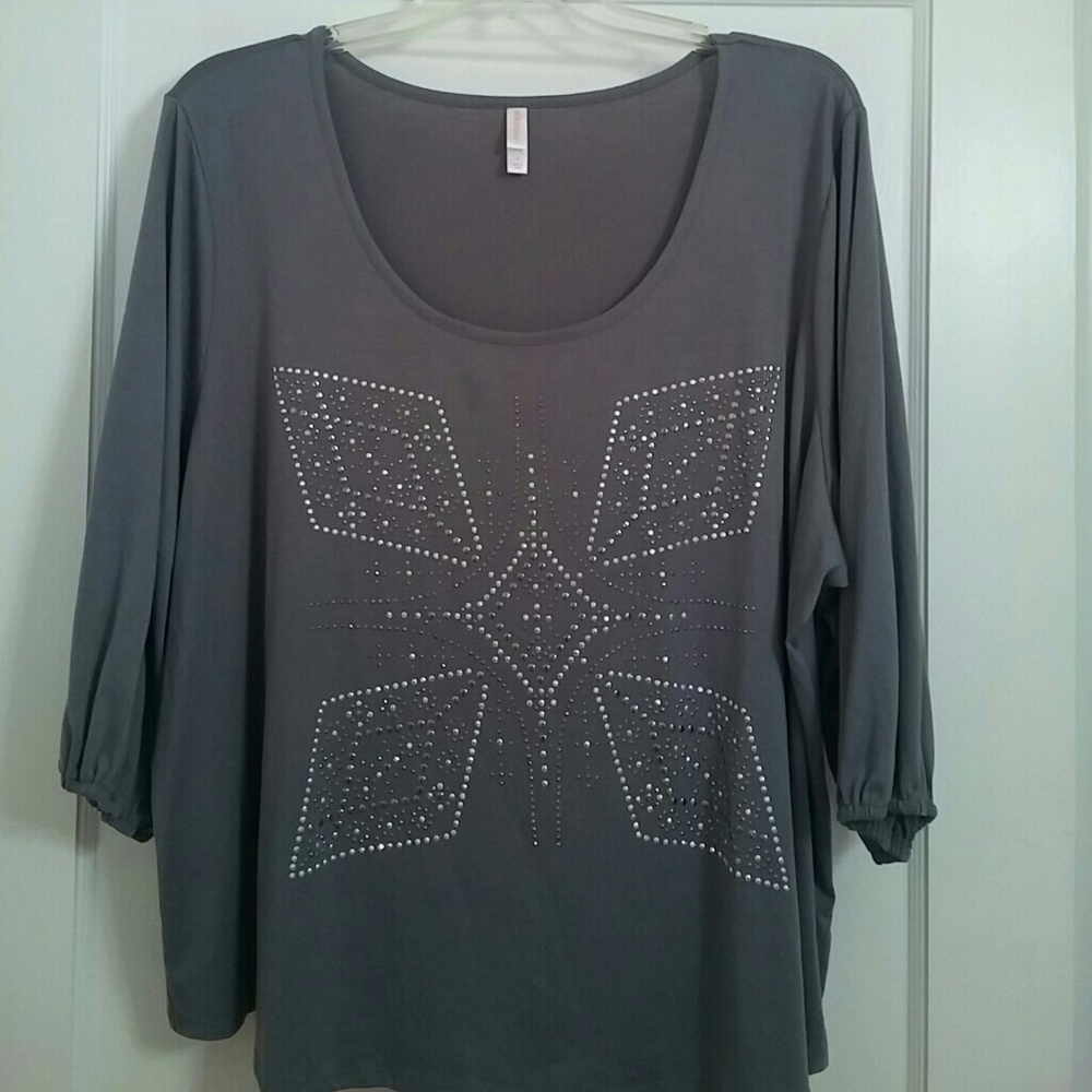 NWOT Gray 3/4 Sleeve Embellished 4X Top