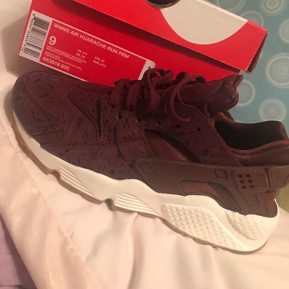 Size 9 Women's huarache run never worn