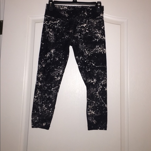 NWT Calvin Klein, Size Small, Workout Capris - Picture 2 of 6