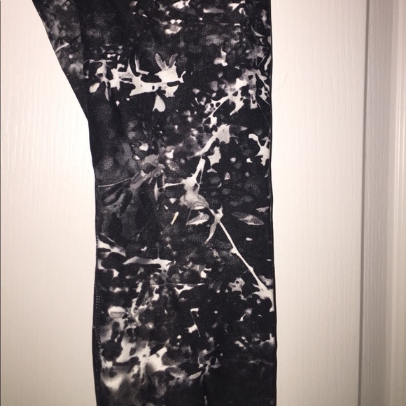 NWT Calvin Klein, Size Small, Workout Capris - Picture 3 of 6