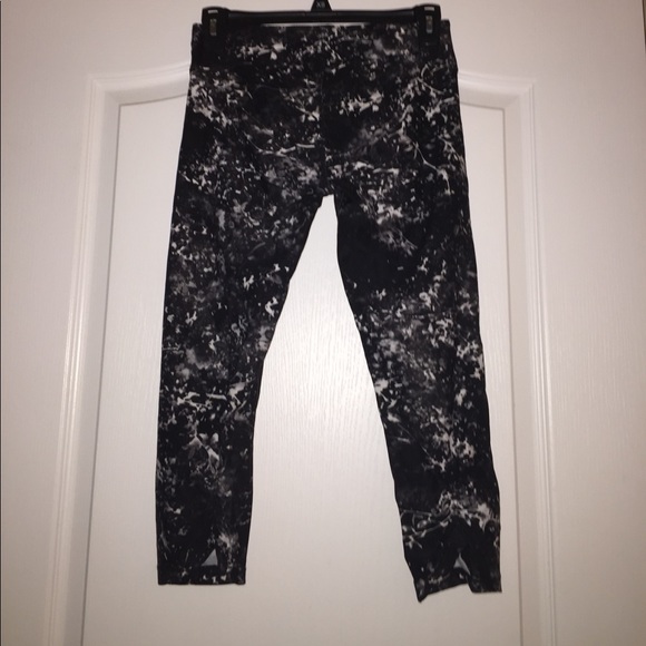 NWT Calvin Klein, Size Small, Workout Capris - Picture 4 of 6