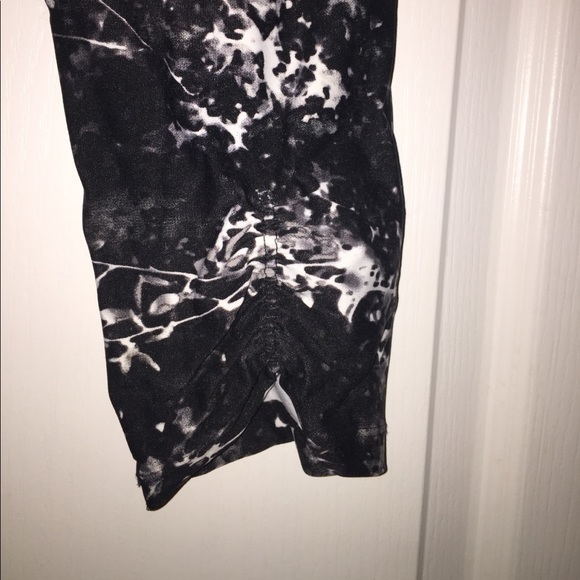 NWT Calvin Klein, Size Small, Workout Capris - Picture 5 of 6