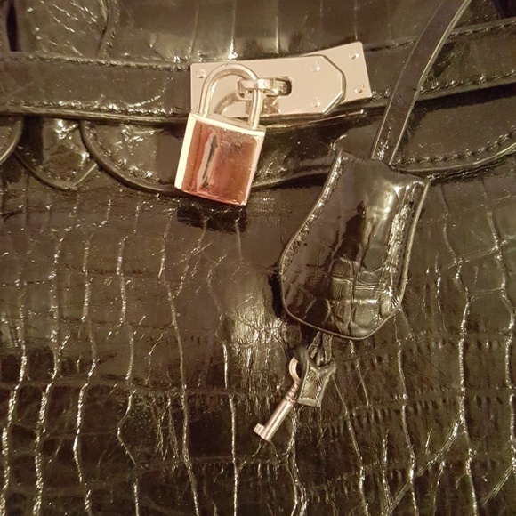 Black lock and key purse - Picture 2 of 4