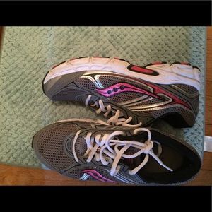 Women's Sauconys Size 8 1/2 $10