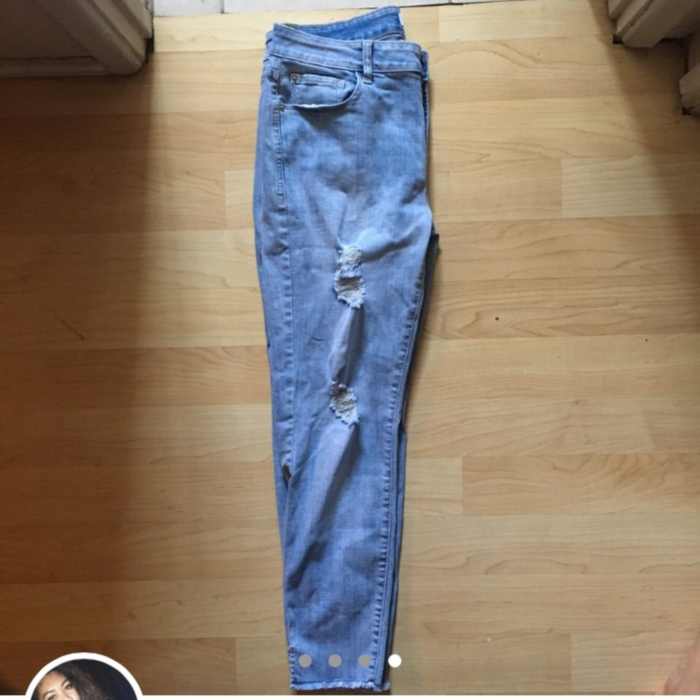 Lightwash distressed demin jeans