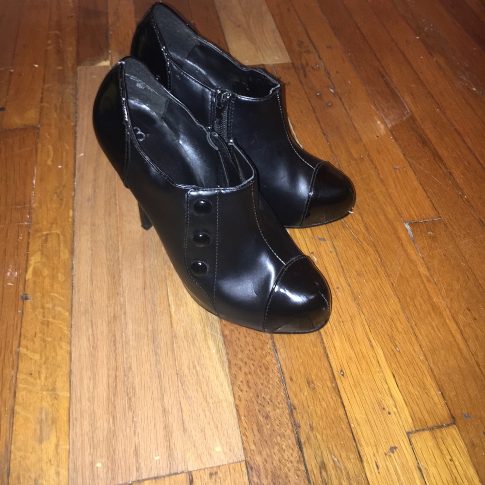 23rd Street heels patent leather. Black.