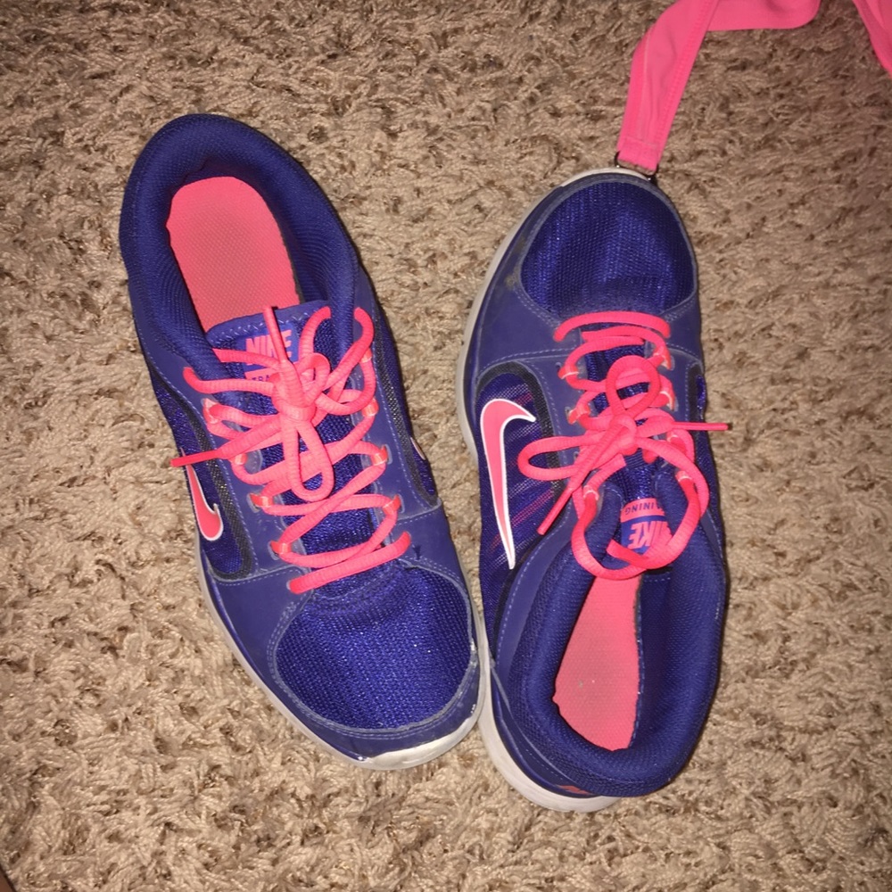 Tennis shoes