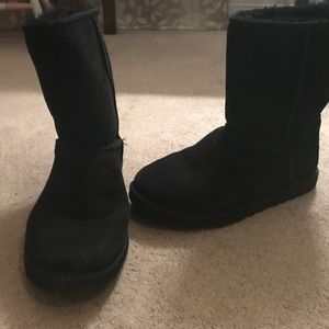 Black classic short uggs