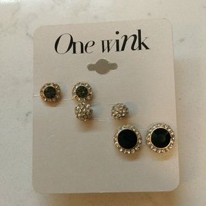One Wink: Black / Grey Stud Earrings set