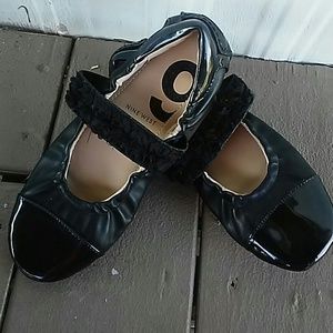 Nine west flats .