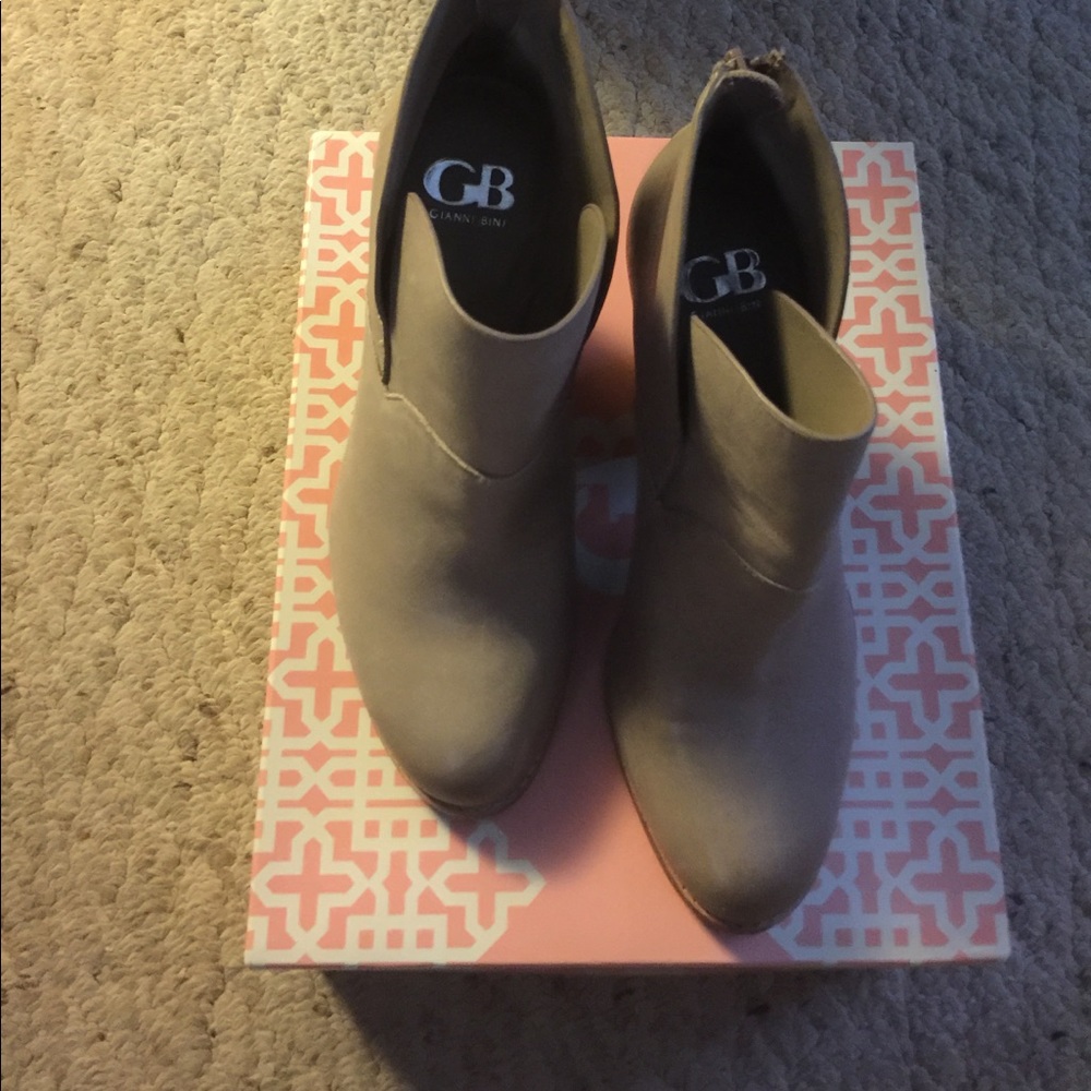 Nwt Gianni Bini ankle booties nude