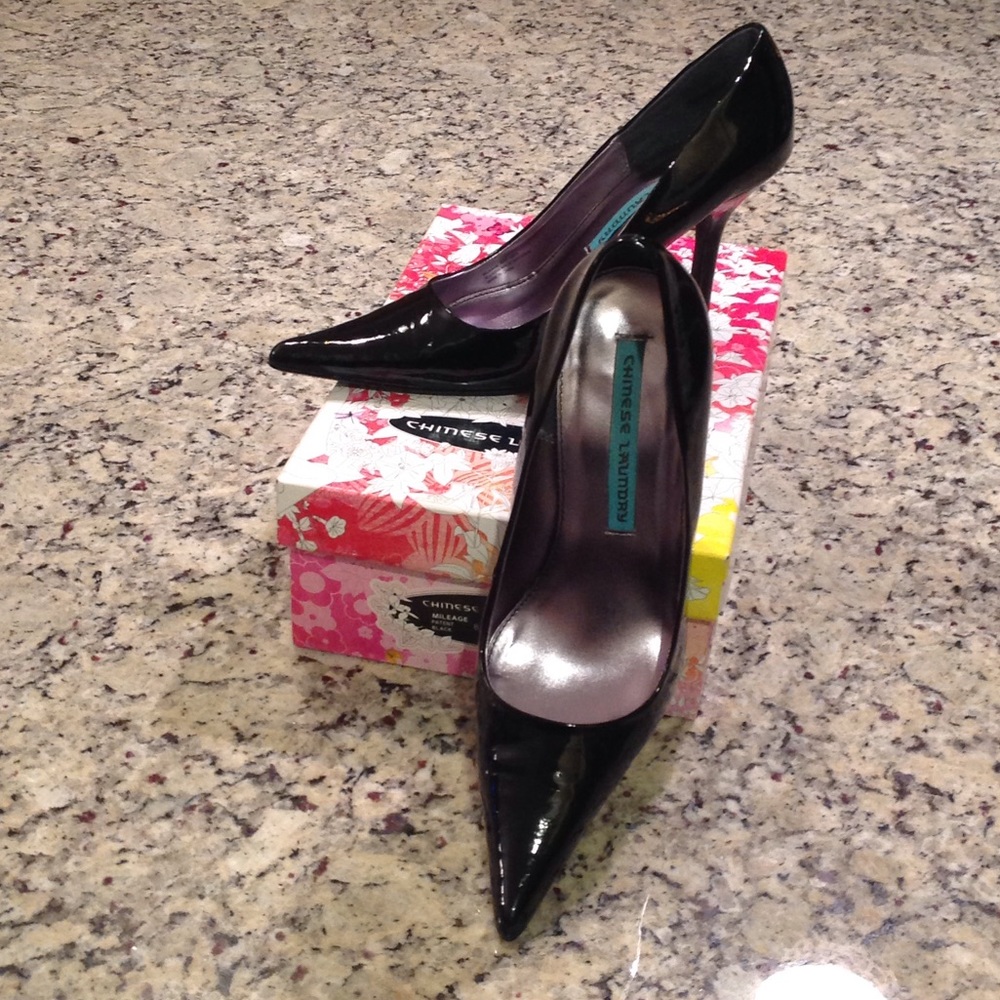 Chinese laundry point toe patent pump