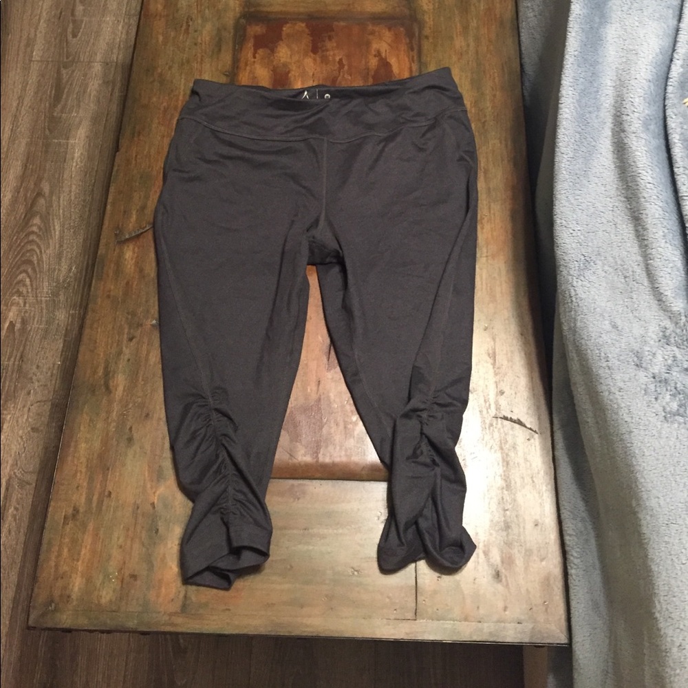 Aspire workout capris w ruched leg