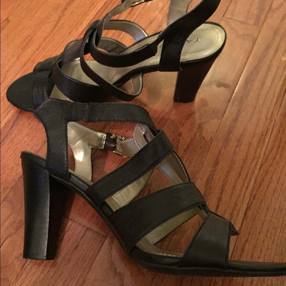 Tahari size 10 high heeled sandals black like new!