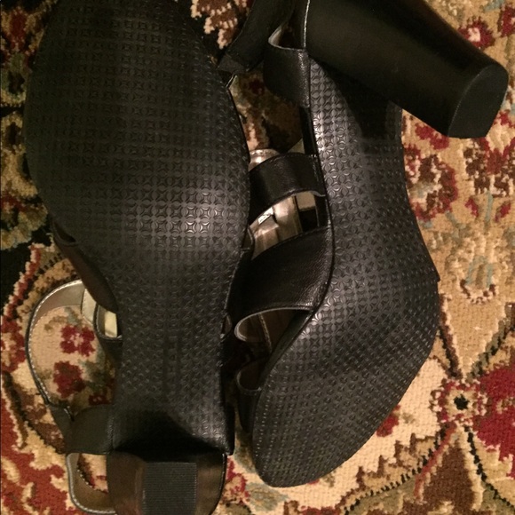 Tahari size 10 high heeled sandals black like new! - Picture 4 of 4