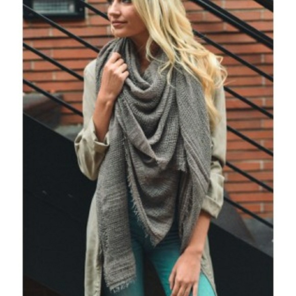 🎈SALE🎈1 LEFT - Shredded Open Weave Blanket Scarf - Picture 2 of 4