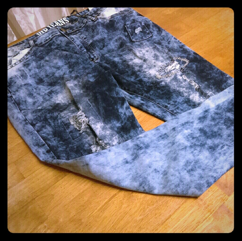 Plus-sized Distressed Jeans