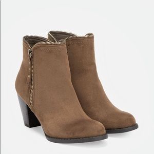 NIB JustFab Rayleene Taupe Booties US8